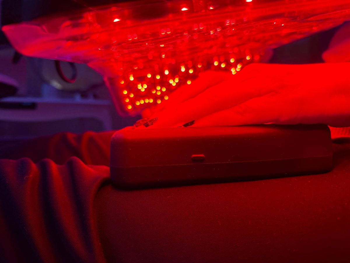 Panneau de LED rouges déployé au-dessus d'une table de soin, diodes allumées