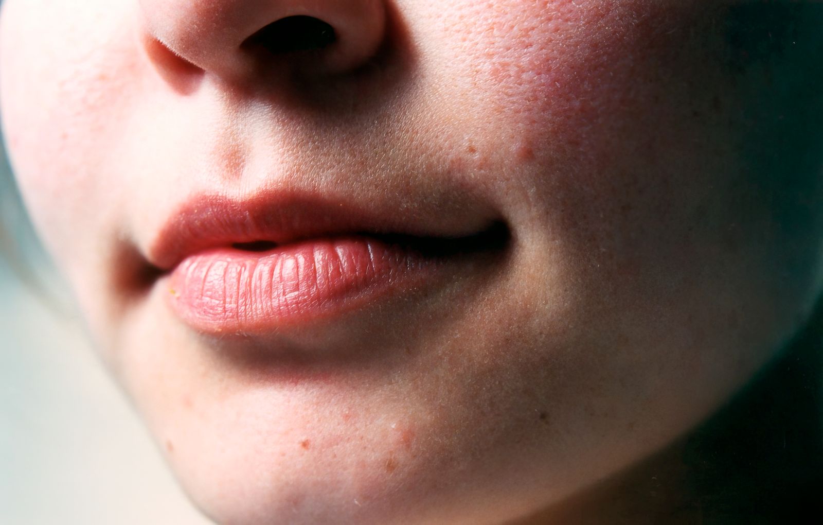 Gros plan d'une bouche au repos, lèvres sans maquillage