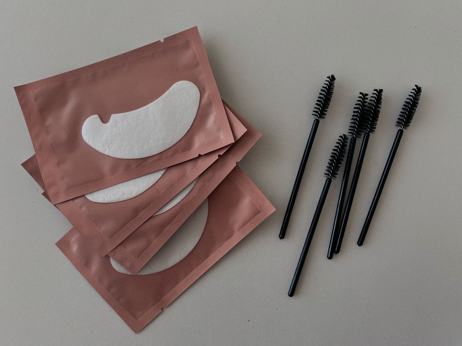 Patchs de protection en silicone et goupillons de brossage posés à plat