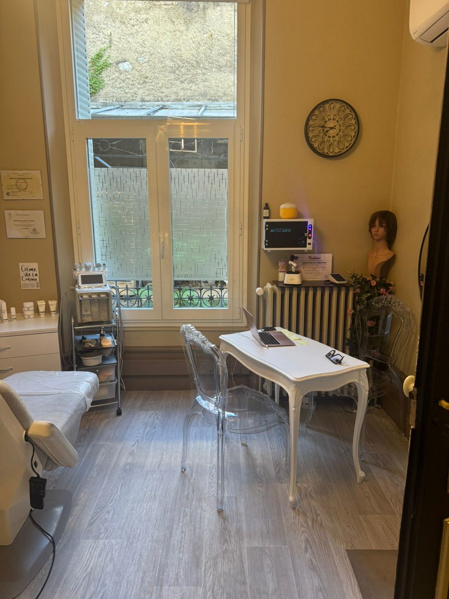 Salle de soin équipée d'appareils de photobiomodulation et d'une table de soin