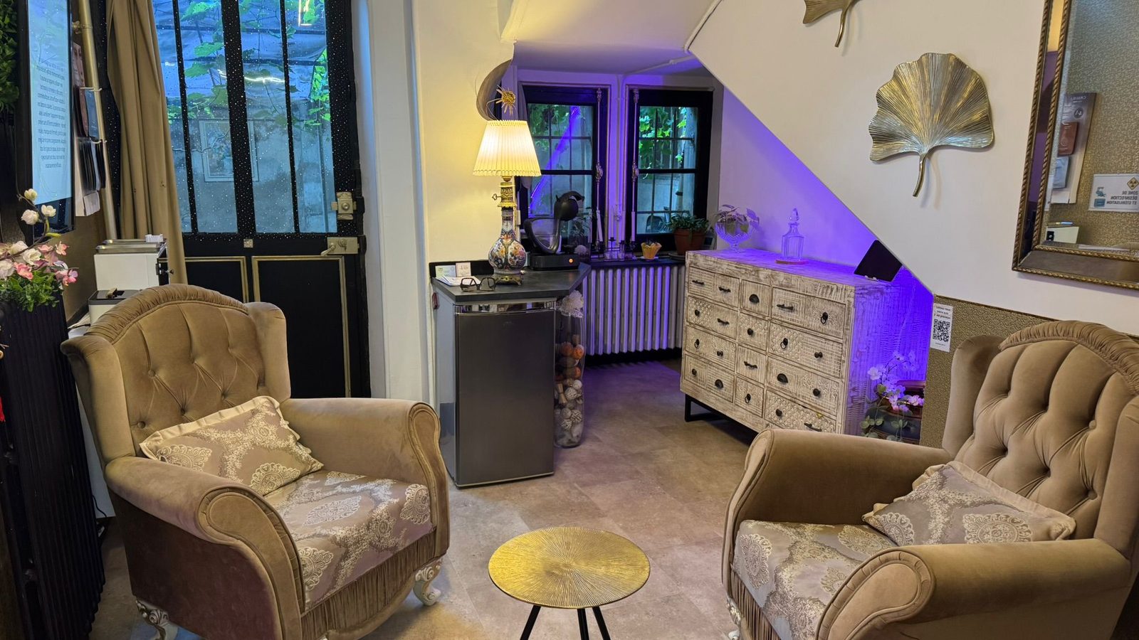 Salon d'accueil de FB Institute à Aix-les-Bains, deux fauteuils capitonnés
